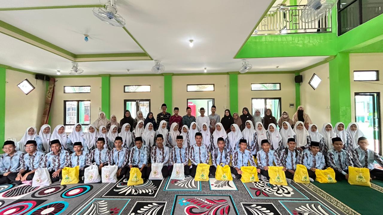 Menebar Kebaikan di Bulan Suci Ramadhan, MAN 2 HSU Laksanakan Pembagian Paket Ramadhan